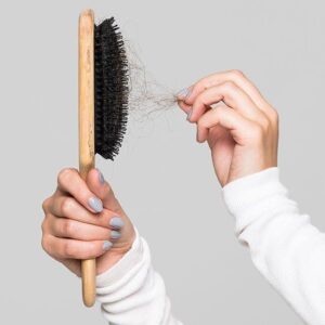Chute de Cheveux : Comprendre les Causes et Trouver des Solutions Naturelles avec le Sérum Antichute Soumi